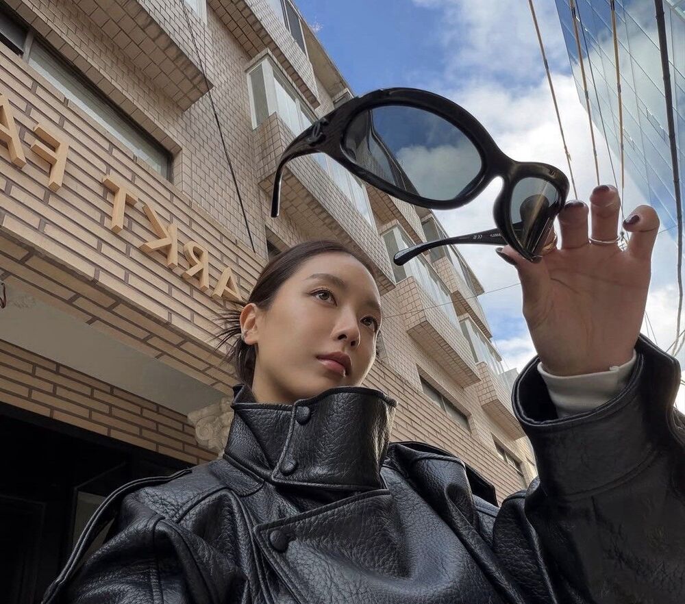 Chanel Shield Sunglasses 2025/2026 - Picture 2 of 10